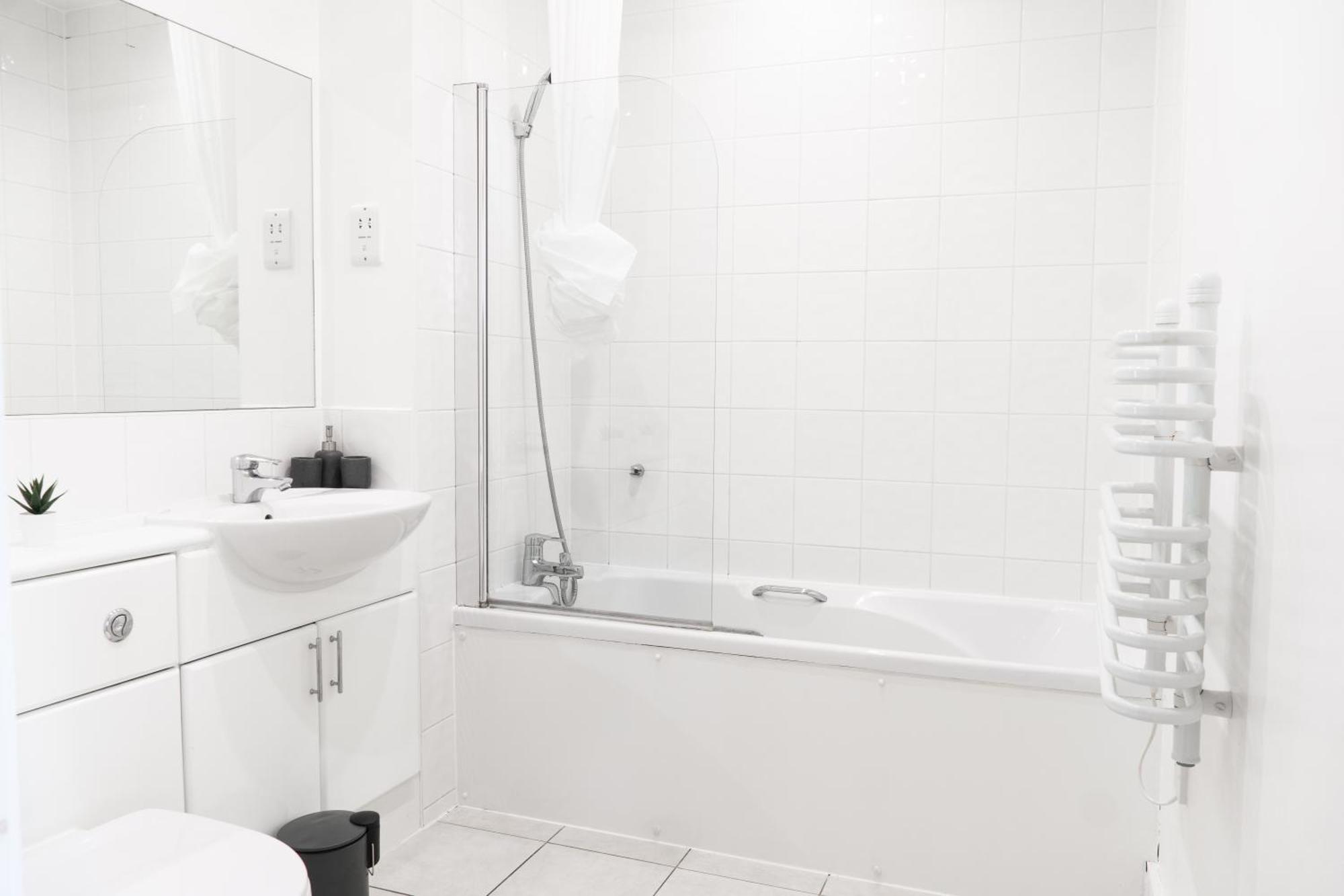 The Regency Suite - Modern 2-Bed 1-Bath Apartment Chertsey Εξωτερικό φωτογραφία