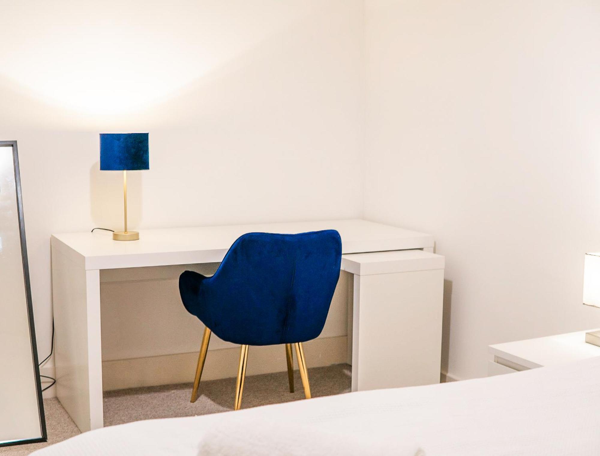 The Regency Suite - Modern 2-Bed 1-Bath Apartment Chertsey Εξωτερικό φωτογραφία