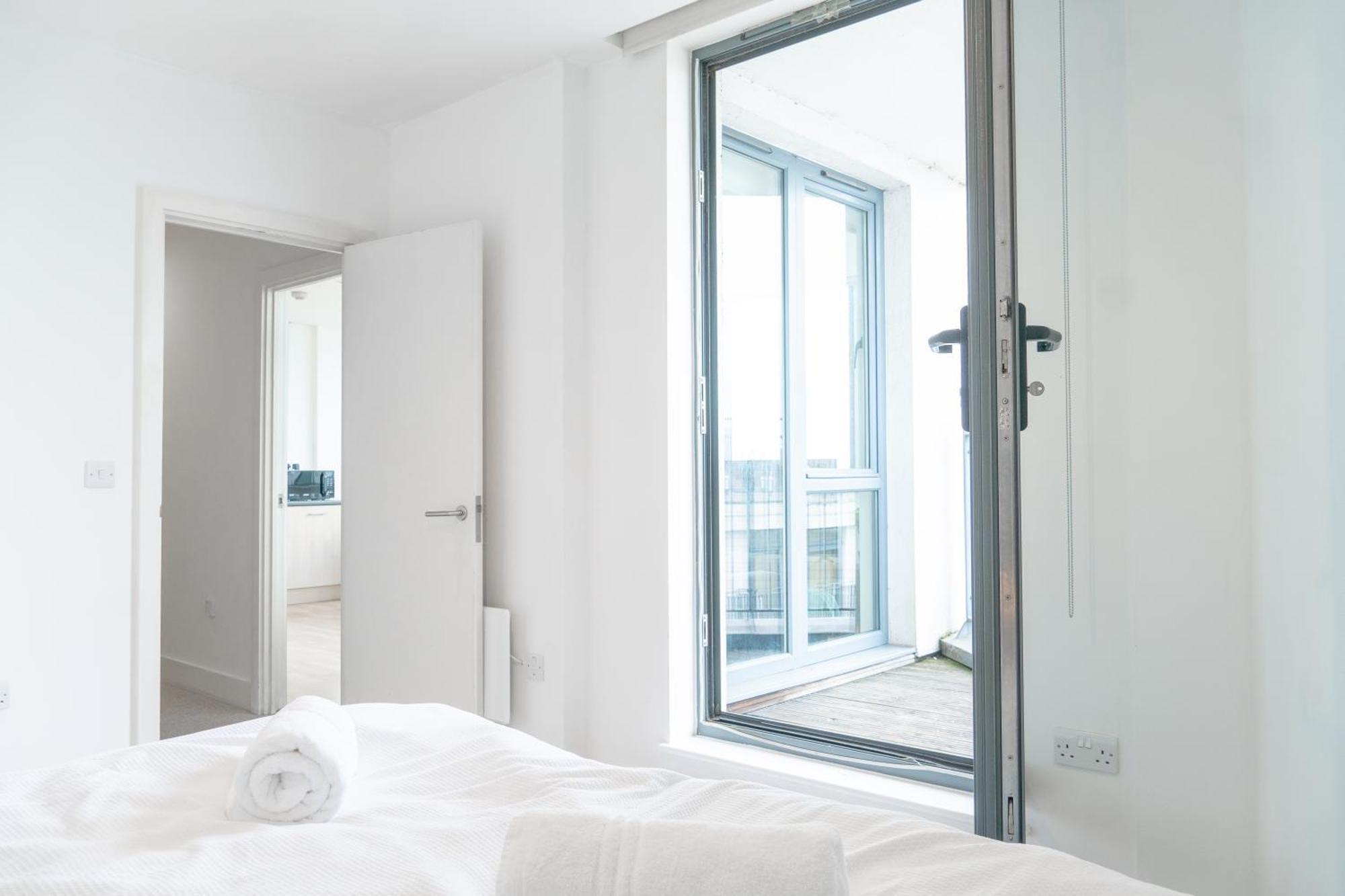 The Regency Suite - Modern 2-Bed 1-Bath Apartment Chertsey Εξωτερικό φωτογραφία