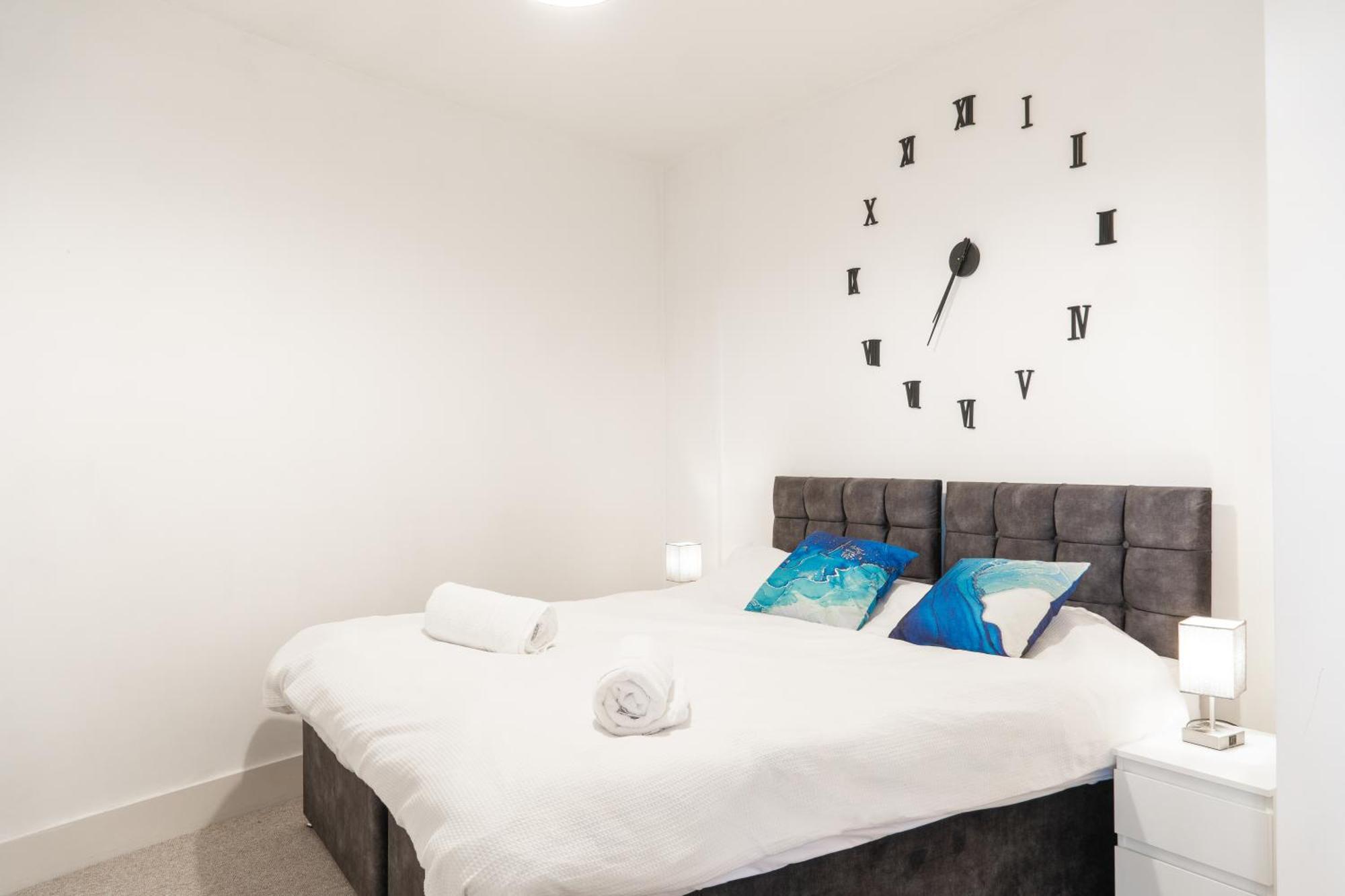 The Regency Suite - Modern 2-Bed 1-Bath Apartment Chertsey Εξωτερικό φωτογραφία