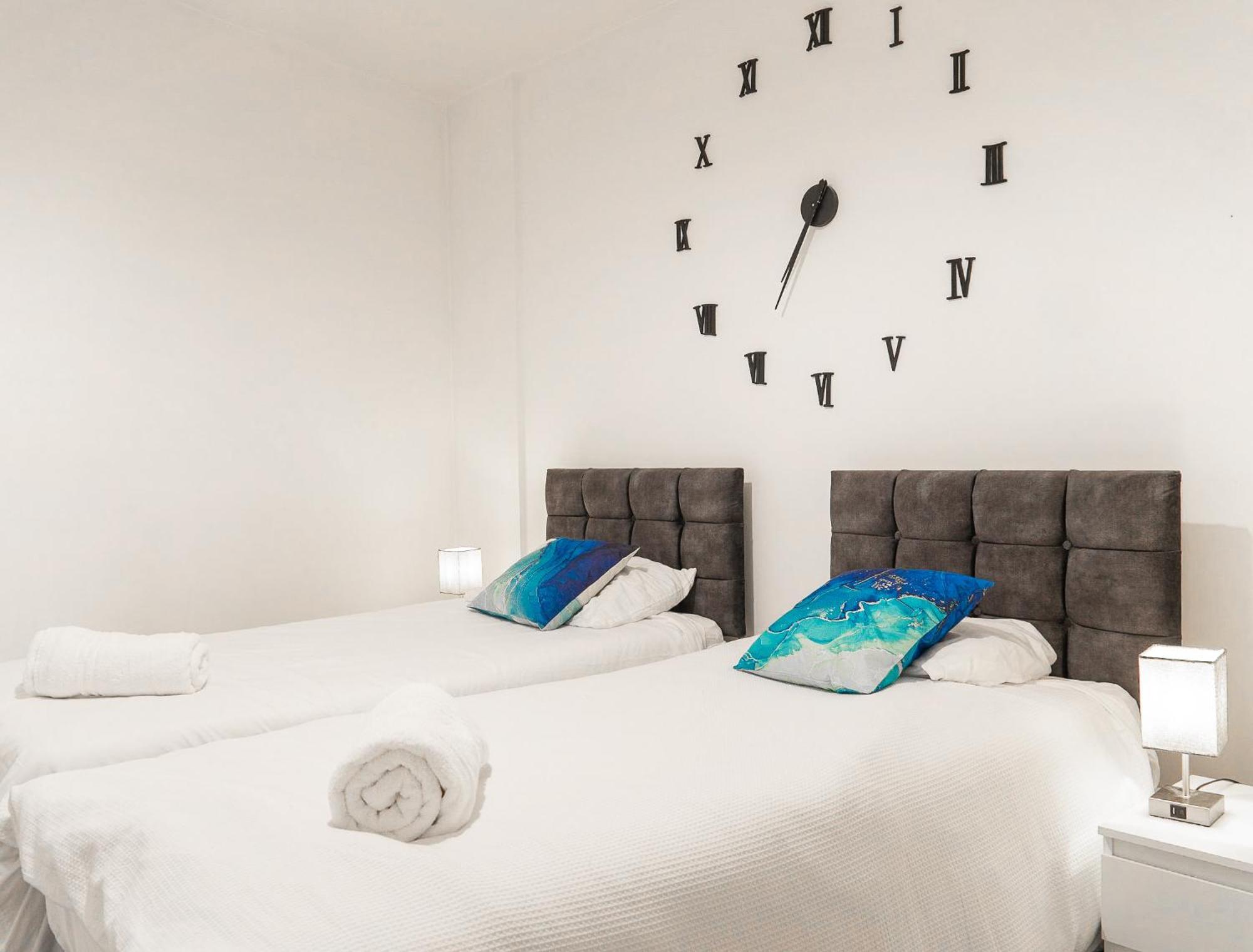 The Regency Suite - Modern 2-Bed 1-Bath Apartment Chertsey Εξωτερικό φωτογραφία