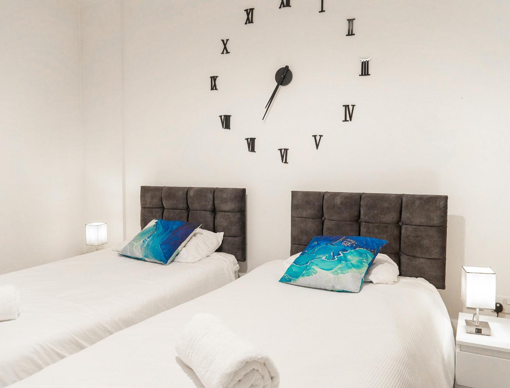 The Regency Suite - Modern 2-Bed 1-Bath Apartment Chertsey Εξωτερικό φωτογραφία