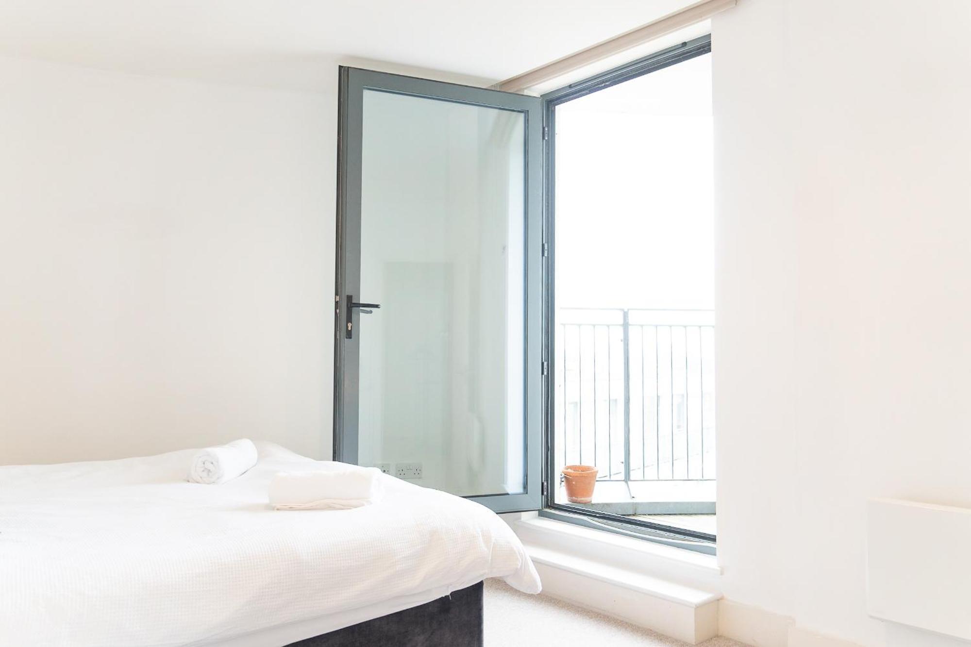 The Regency Suite - Modern 2-Bed 1-Bath Apartment Chertsey Εξωτερικό φωτογραφία