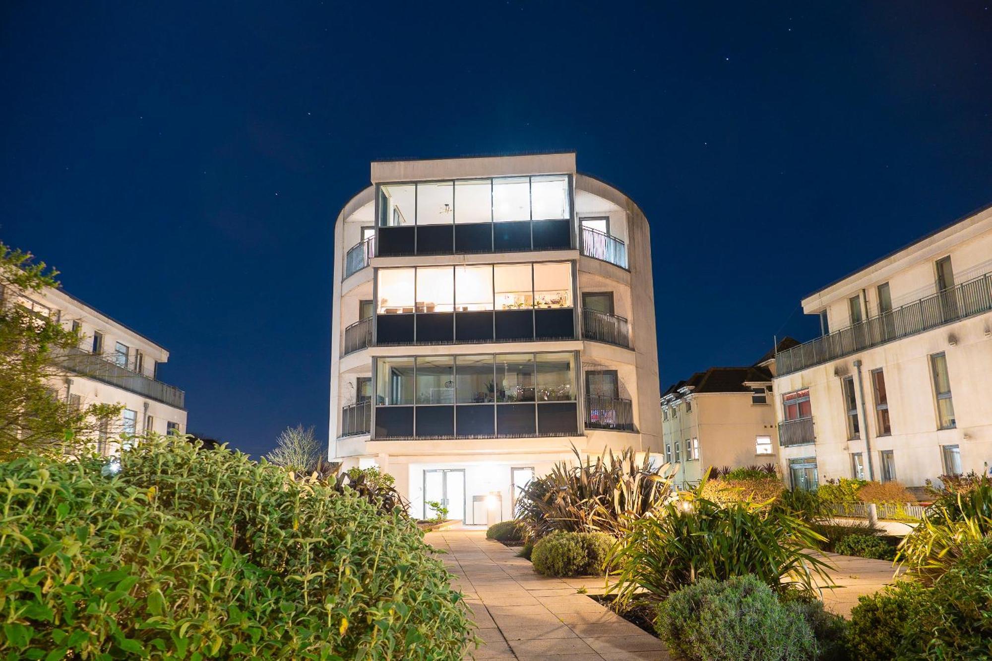 The Regency Suite - Modern 2-Bed 1-Bath Apartment Chertsey Εξωτερικό φωτογραφία