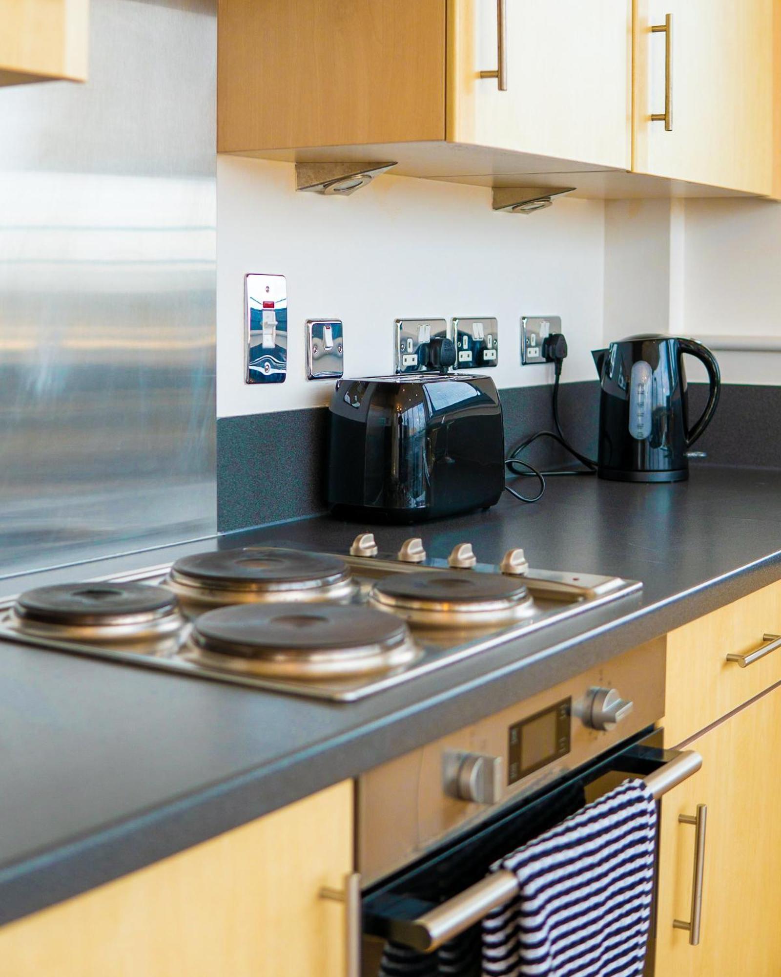 The Regency Suite - Modern 2-Bed 1-Bath Apartment Chertsey Εξωτερικό φωτογραφία